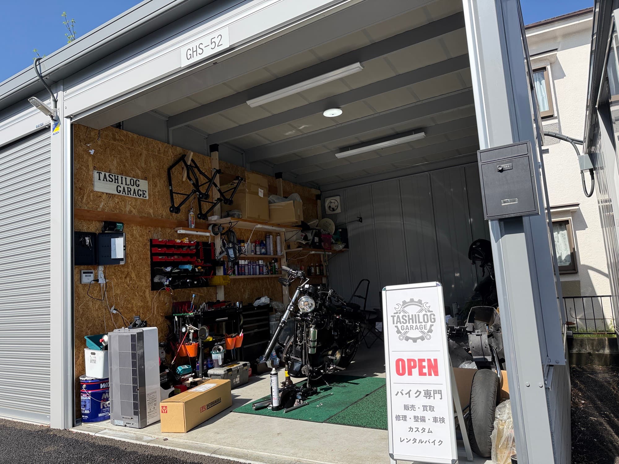 Workshop entrance with OPEN sign / OPEN看板付きのガレージ入口