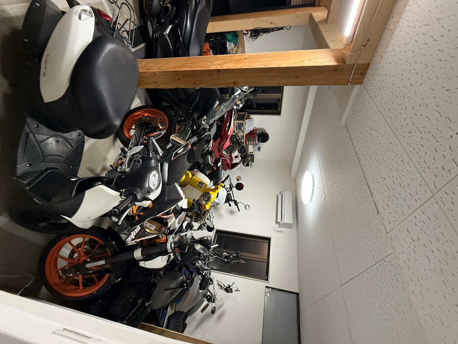 Bikes lined up inside the workshop / 工場内に並ぶ車両