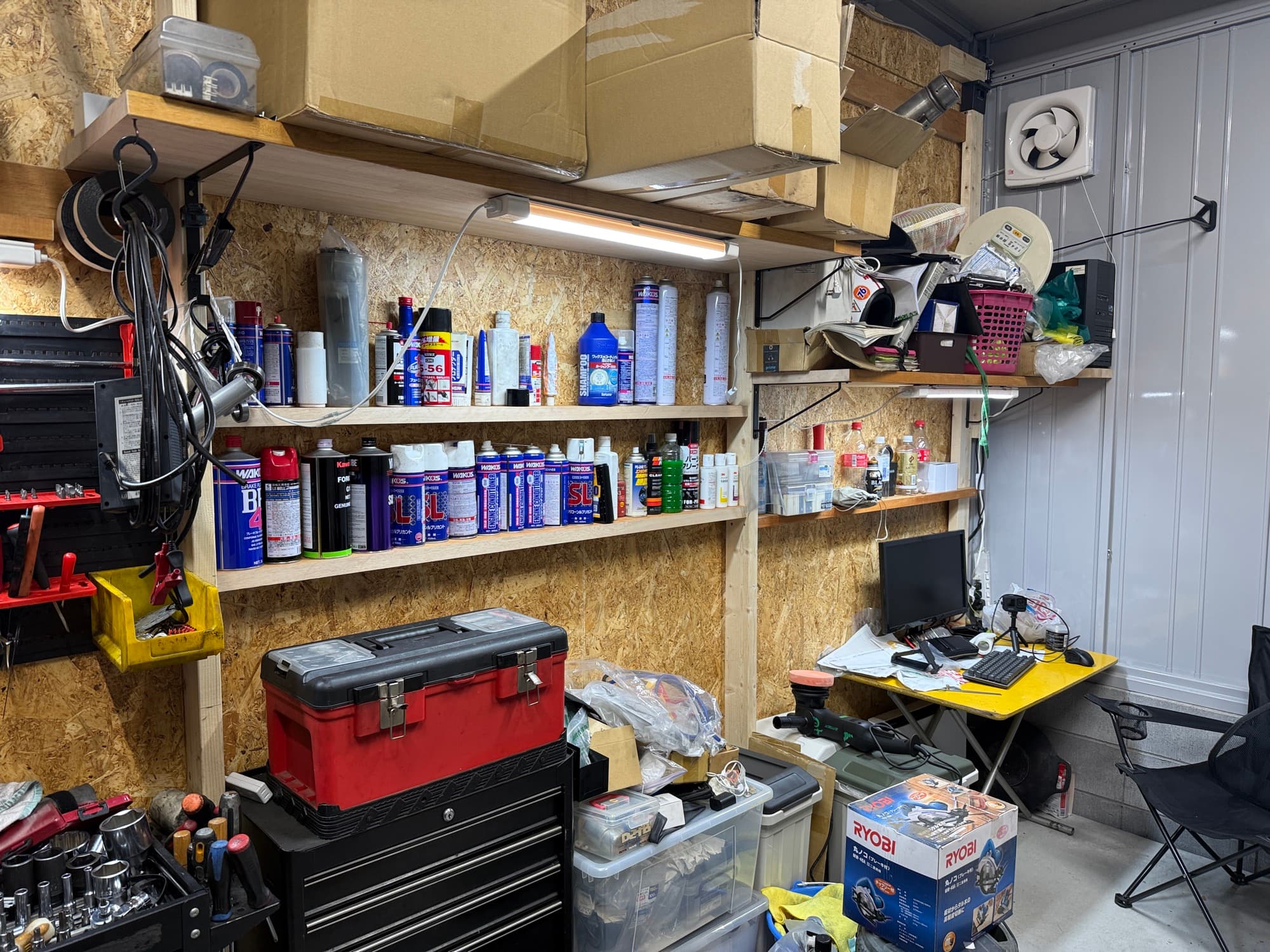 Chemicals and tool storage / ケミカル棚と工具箱