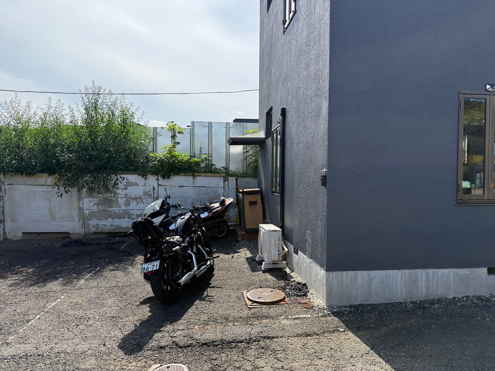 Customer parking beside the shop / 店舗横の駐車スペース