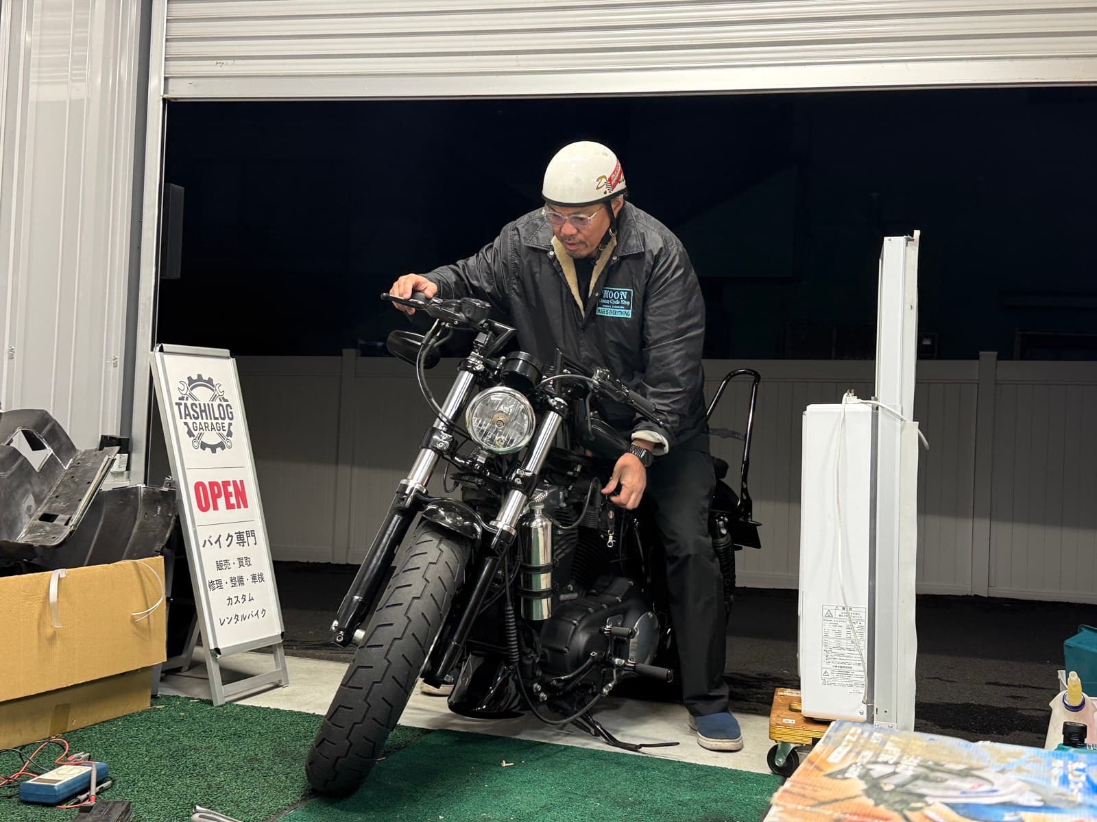 Head mechanic on his chopper / メカニック（チョッパーに跨る）